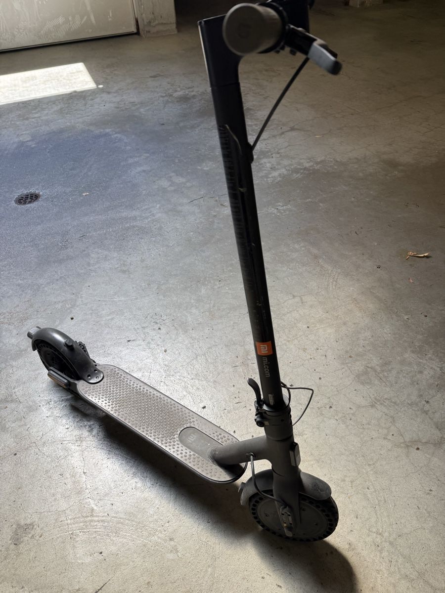 Scooters: Xiaomi E-Scooter mit Ladegerät  – Defekt aus Au SG von veni33