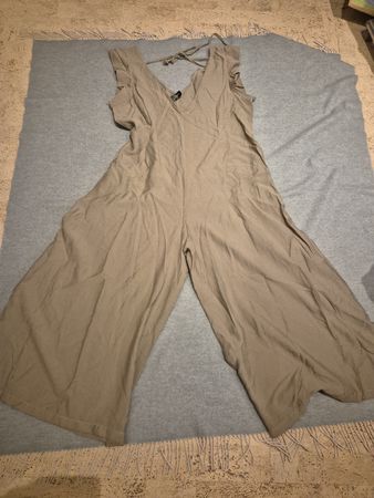 Jumpsuit mit weiten Hosenbeinen , olivgrün, schöne Details, 