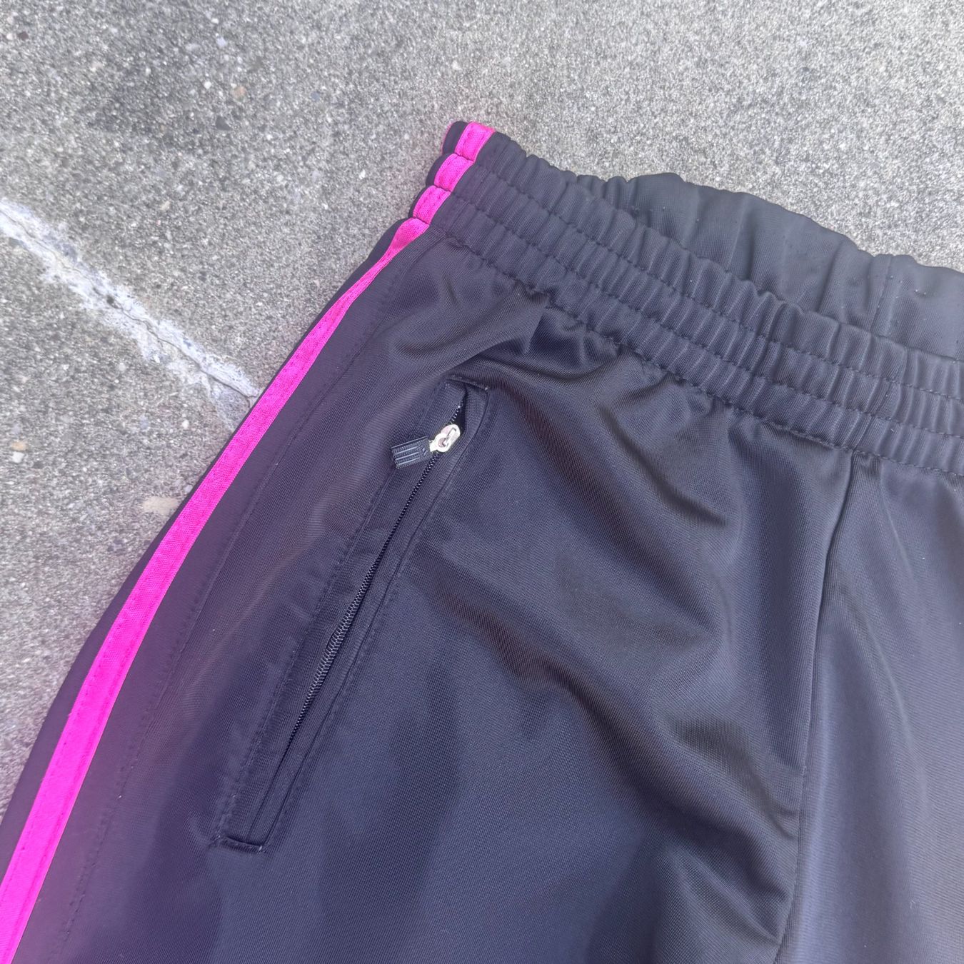 Adidas Pantaloni: Adidas Y2K Firebird black trackpants trainerhose – Usato da St. Gallen venduto da sourced_limited 2