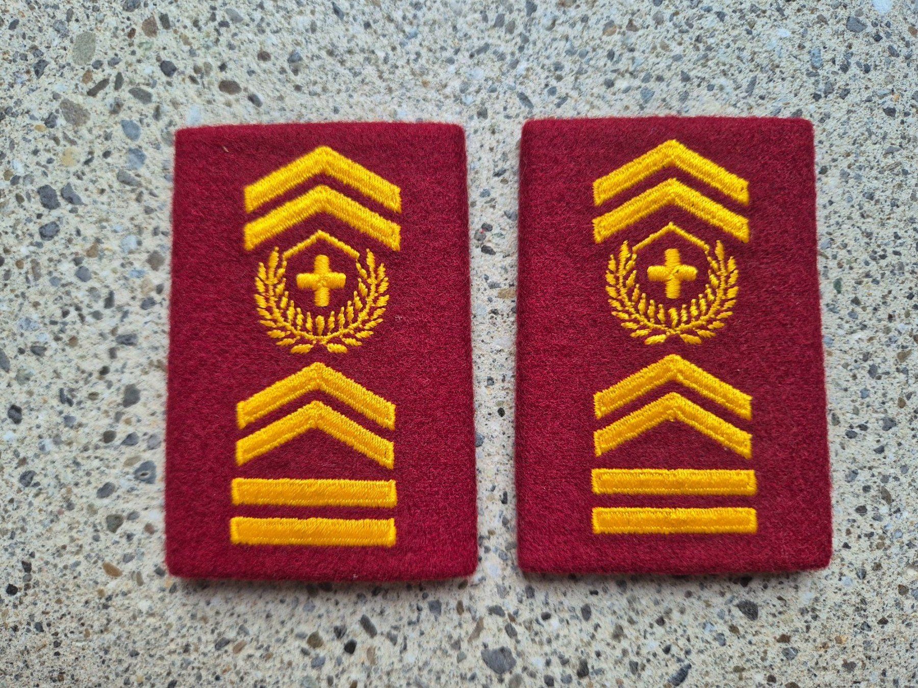 Schweizer Armee Placchette & Badge: Gradabzeichen Patten Set Chefadjutant Artillerie  – Nuovo e nell'imballaggio originale da Riedholz venduto da fr_sIruP