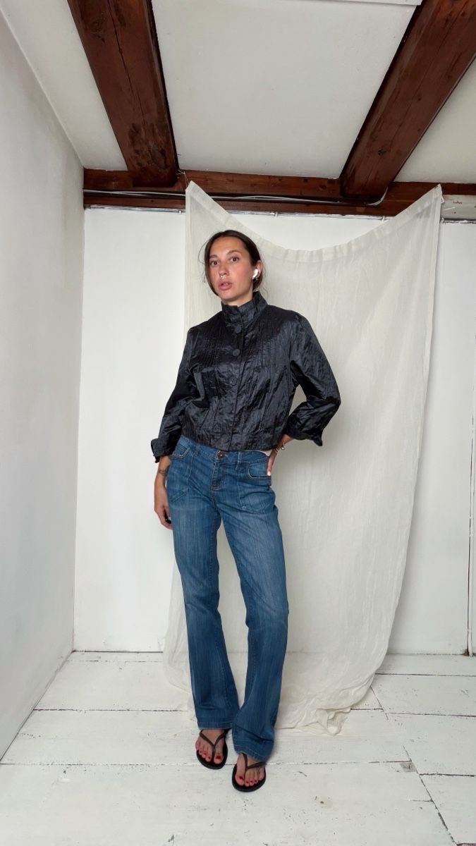Giacche: Black satin button up blouse/ jacket with subtle textured pa – Usato da Knonau venduto da Grapesvintage 2