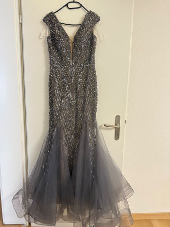Abendkleid Grau mit vielen Verzierungen