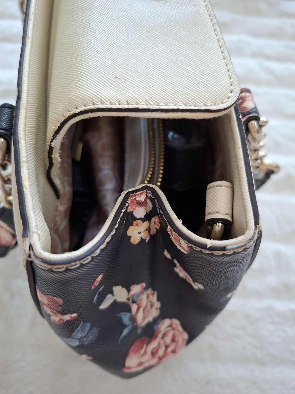 Guess Borse da donna: Sac à main Guess fleurs beige/noir – Usato da Renens VD venduto da ser_j2fn 3