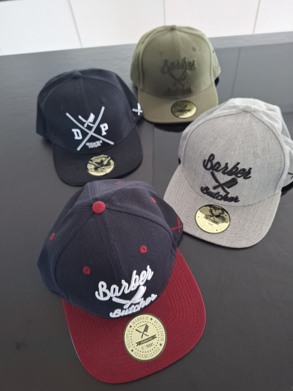 Hüte, Mützen & Caps: Kappen Set 4 Stk. Barber Butcher Snapback neu – Neu (gemäss Beschreibung) aus Wangen SZ von Mschatz