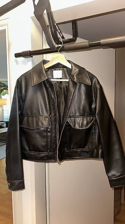Jacken: Schwarze Kunstlederjacke  – Neu und originalverpackt aus Frauenfeld von vjohus 1