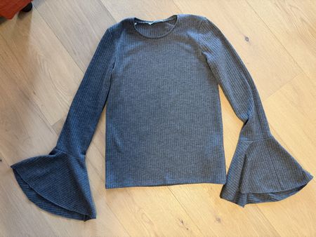 Zara - Grey Ribbed Bell sleeve, size S