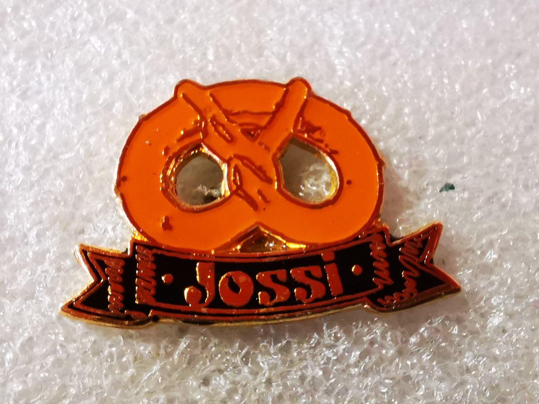 Placchette & Badge: Ansteckpin 96: Jossi – Usato da Oppligen venduto da Pin-Fall-Shop