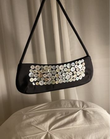 Schicke Abendtasche mit Perlmuttknöpfen