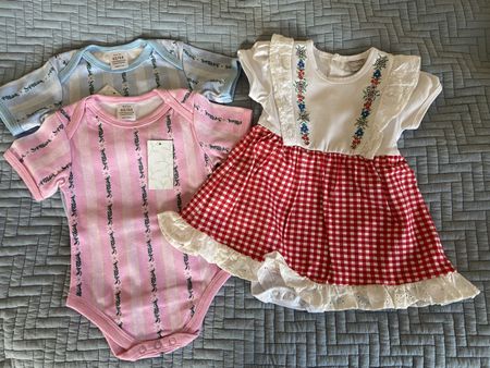 2 süsse Bodys 62/68 / 1 Kleid 74 🌸 neu