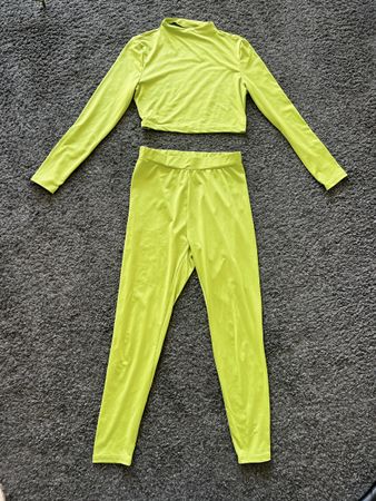 Grünes Set, Grösse M, perfekt für den Frühling!