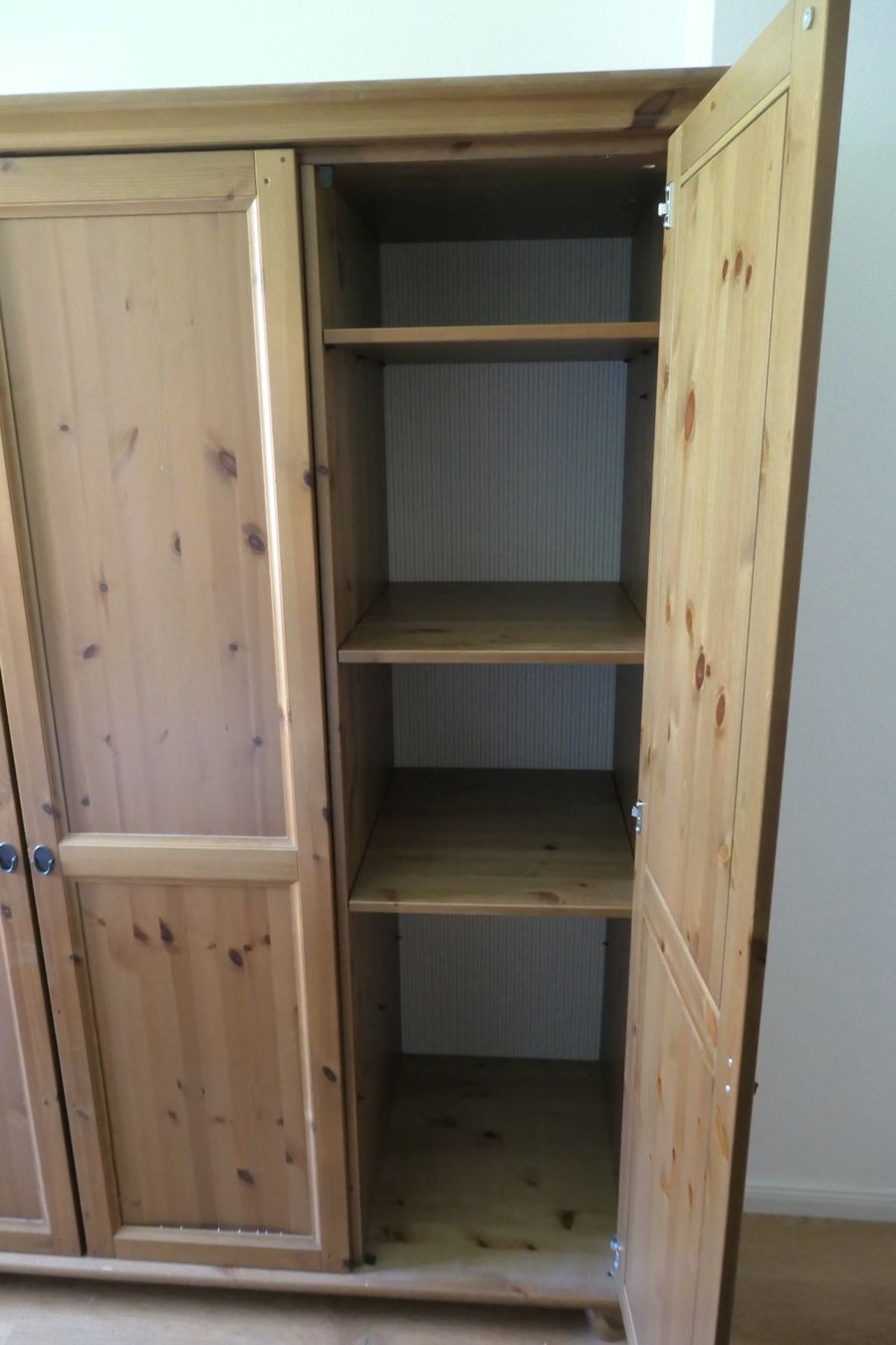Ikea Armadi: Massivholzkleiderschrank IKEA – Usato da Schwarzenberg LU venduto da U62 2