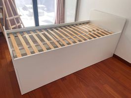 Lit simple IKEA avec 4 tiroirs 