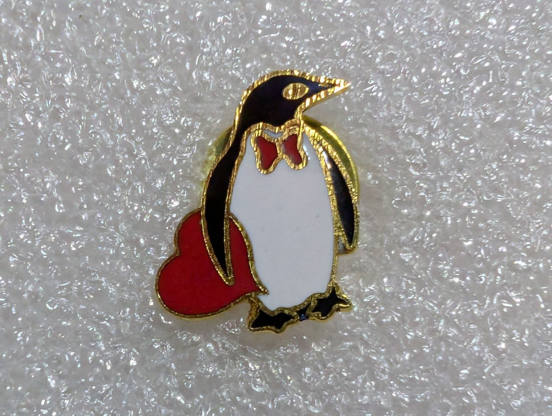 Placchette & Badge: Ansteckpin 258: Pinguin mit Herz – Usato da Oppligen venduto da Pin-Fall-Shop