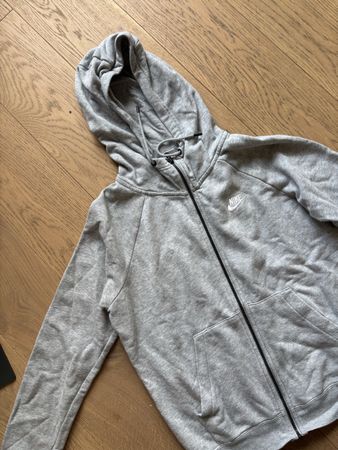 Veste Nike à capuche grise, taille S - Parfait état!