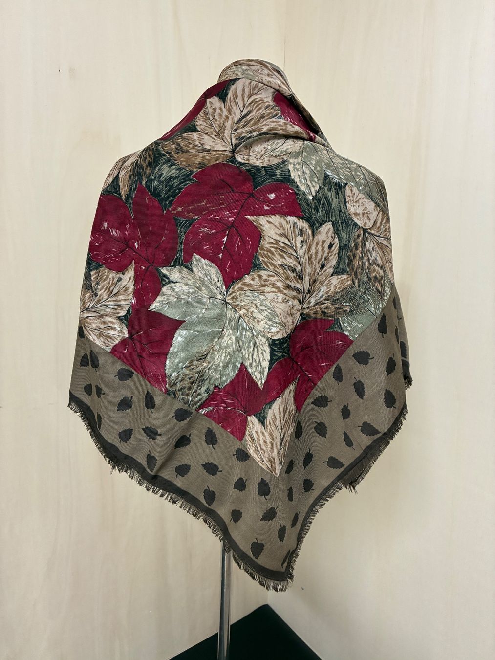 Foulard & Sciarpe: Herbstlicher Schal mit Blättermuster – Usato da Zürich venduto da van_5xbk 1