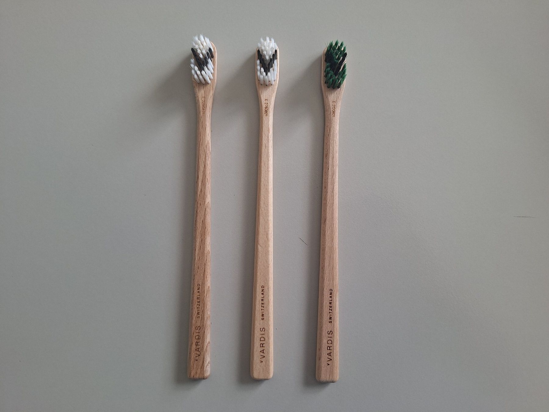 Cura dei denti: vVARDIS Zahnbürsten 3er Set aus Holz – Nuovo e nell'imballaggio originale da Zürich venduto da Baer21