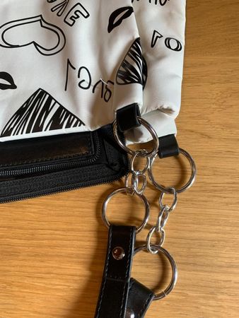 Sac à main tendance avec motifs coeurs et bisous ❤️💋