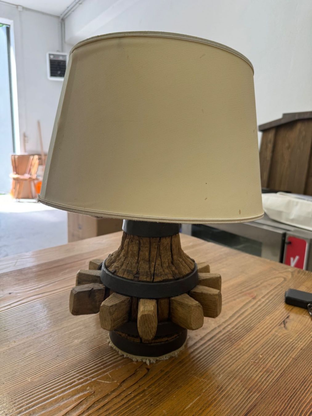 Lampade: Antique Wagon Wheel Hub Lamp – Usato da Gsteig b. Gstaad venduto da Auctionly 1