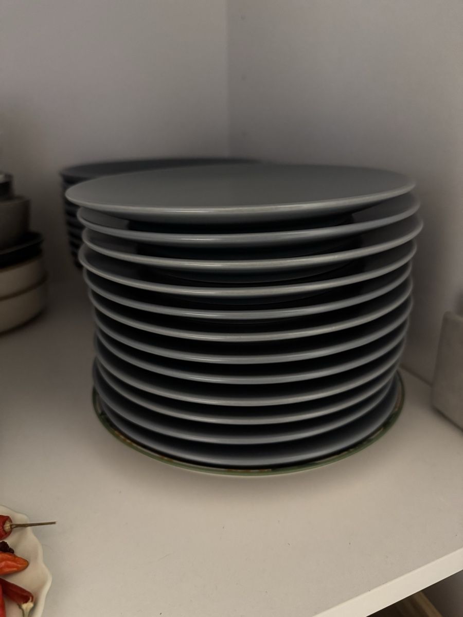 Ikea Set di piatti: Minimalistisches graues Tellerset – Usato da Robasacco venduto da ydna__ 4