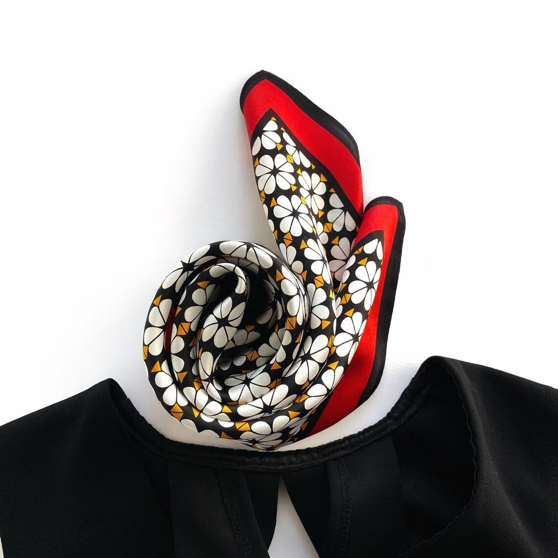 Foulard & Sciarpe: New 53cm Silk Scarf, Leaf Clover Red White 100% Silk – Nuovo e nell'imballaggio originale da Baar venduto da virginiablossoms 1