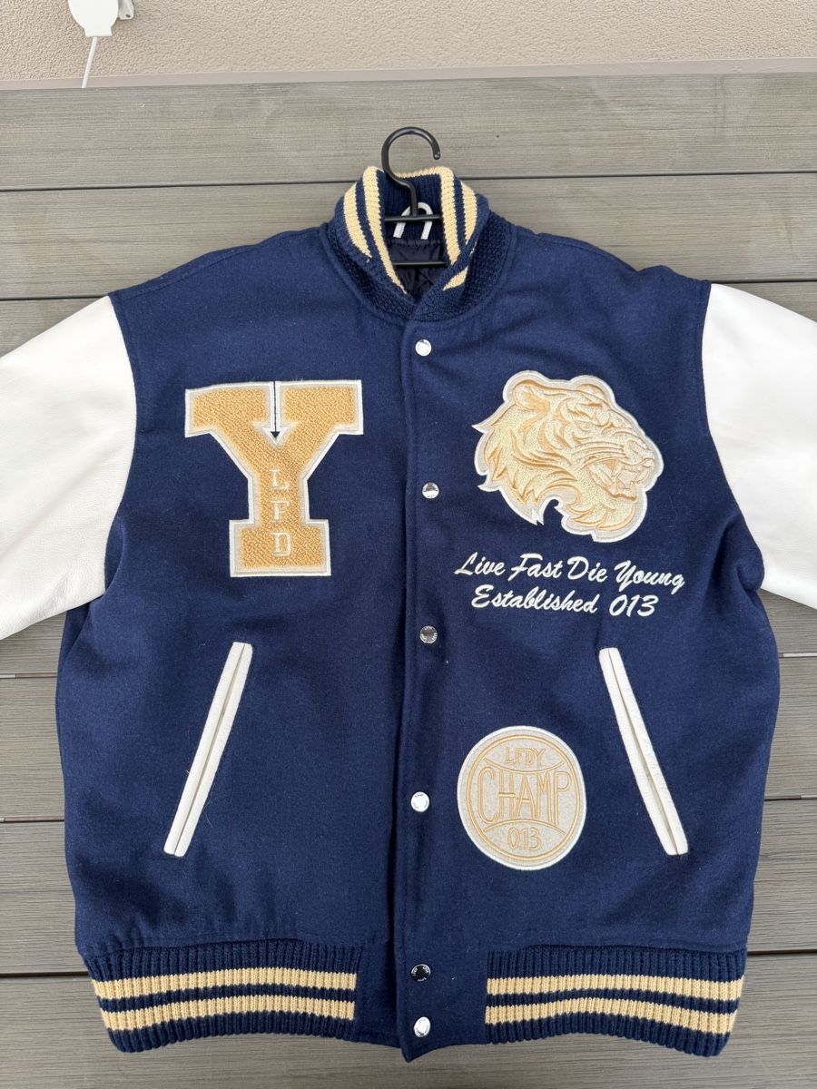 Live Fast Die Young Vestes: Veste teddy LFDY bleu et blanc taille S – D'occasion à Boudry par LuigiLoot