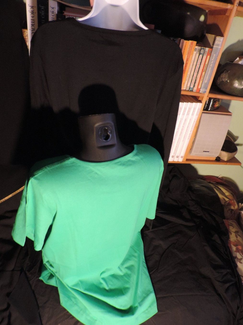 Lotti di vestiti: 2 t-shirt noir et vert – Usato da Genève venduto da Axelle333 8