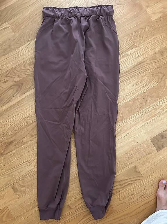 Pantaloni: Lululemon Hose Grösse 6 – Usato da Muri AG venduto da car_k6rd 1