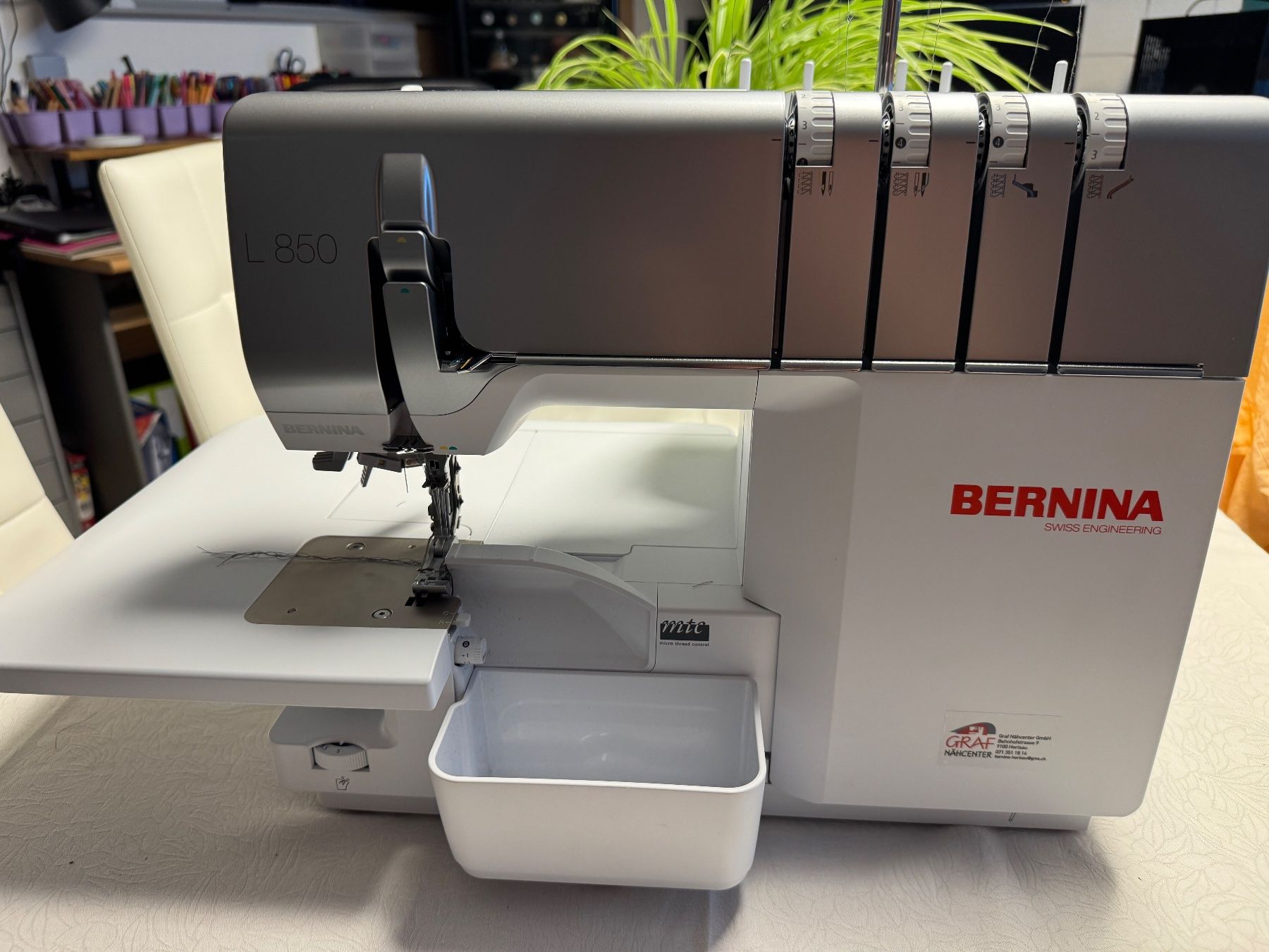 Bernina Macchine da cucire: BERNINA L850 Overlock – mit One-Step Lufteinfädler – Nuovo (secondo la descrizione) da Ramsen venduto da Winiger-Informatik 6