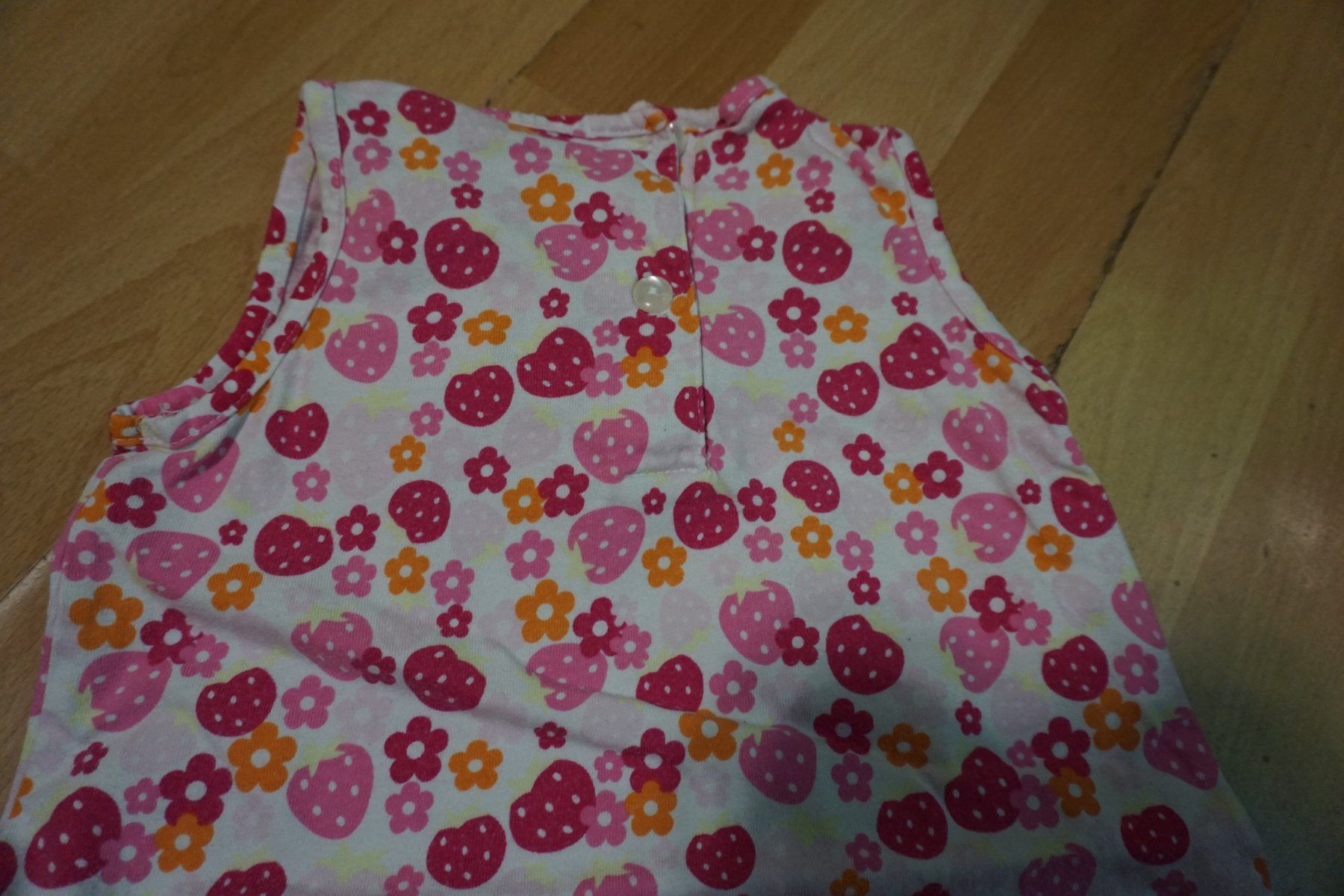 H&M Robes et jupes: Kleidchen H&M Erdbeeren Gr. 80 – D'occasion à Zürich par einalemjena 3