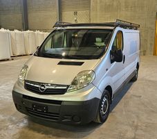 Opel Vivaro Lieferwagen mit Dachträger silber 109PS