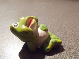 Frosch grün/blaue Punkte am "sünnele"