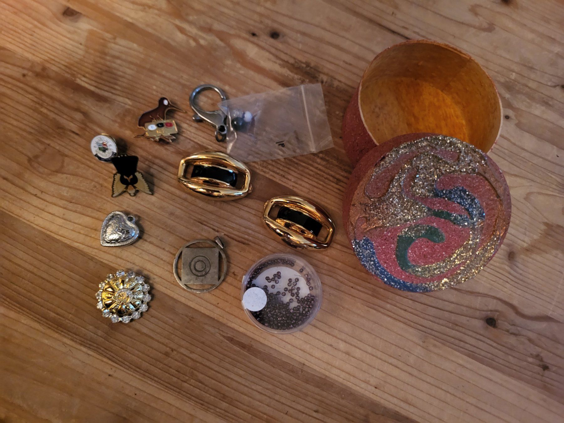 Altri gioielli: Diverser Schmuck in Spanschachtel, Pins – Usato da Guggisberg venduto da Aegertenlehn