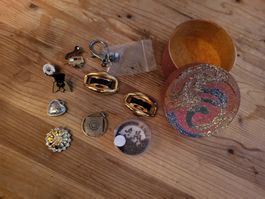 Diverser Schmuck in Spanschachtel, Pins