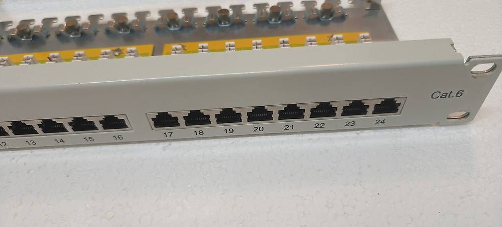 Racks & Supports: 19" Cat.6 Patchpanel 24-Port (1HE) – D'occasion à Moosleerau par Philipp2021 1