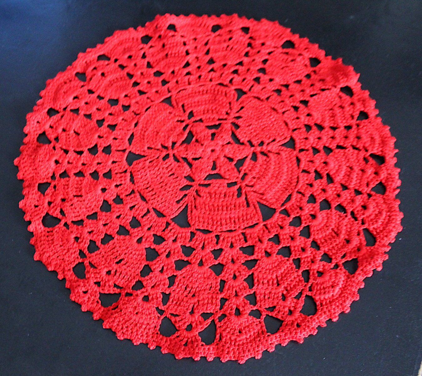 Altra biancheria da tavola: Neuwertige, Rotes Häckeldeckchen, ca.38 cm – Usato da Locarno venduto da fripui 2