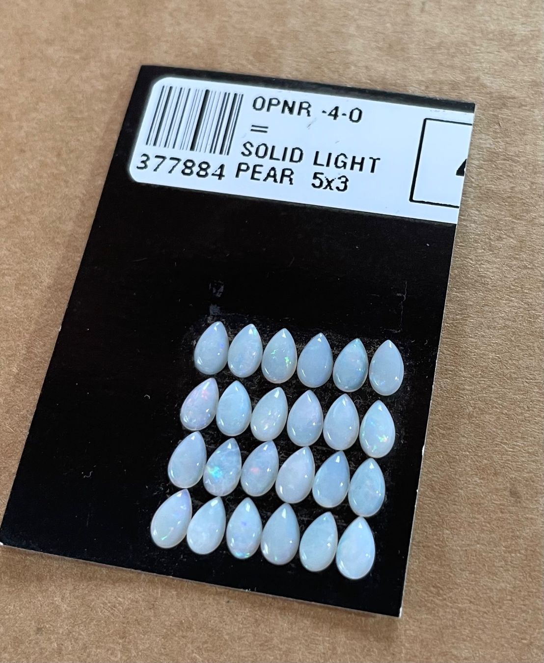 Fossili: 24 Stk  Cabochons Opal  echt winzig neu   SET – Nuovo e nell'imballaggio originale da Leuggern venduto da gemshow 7