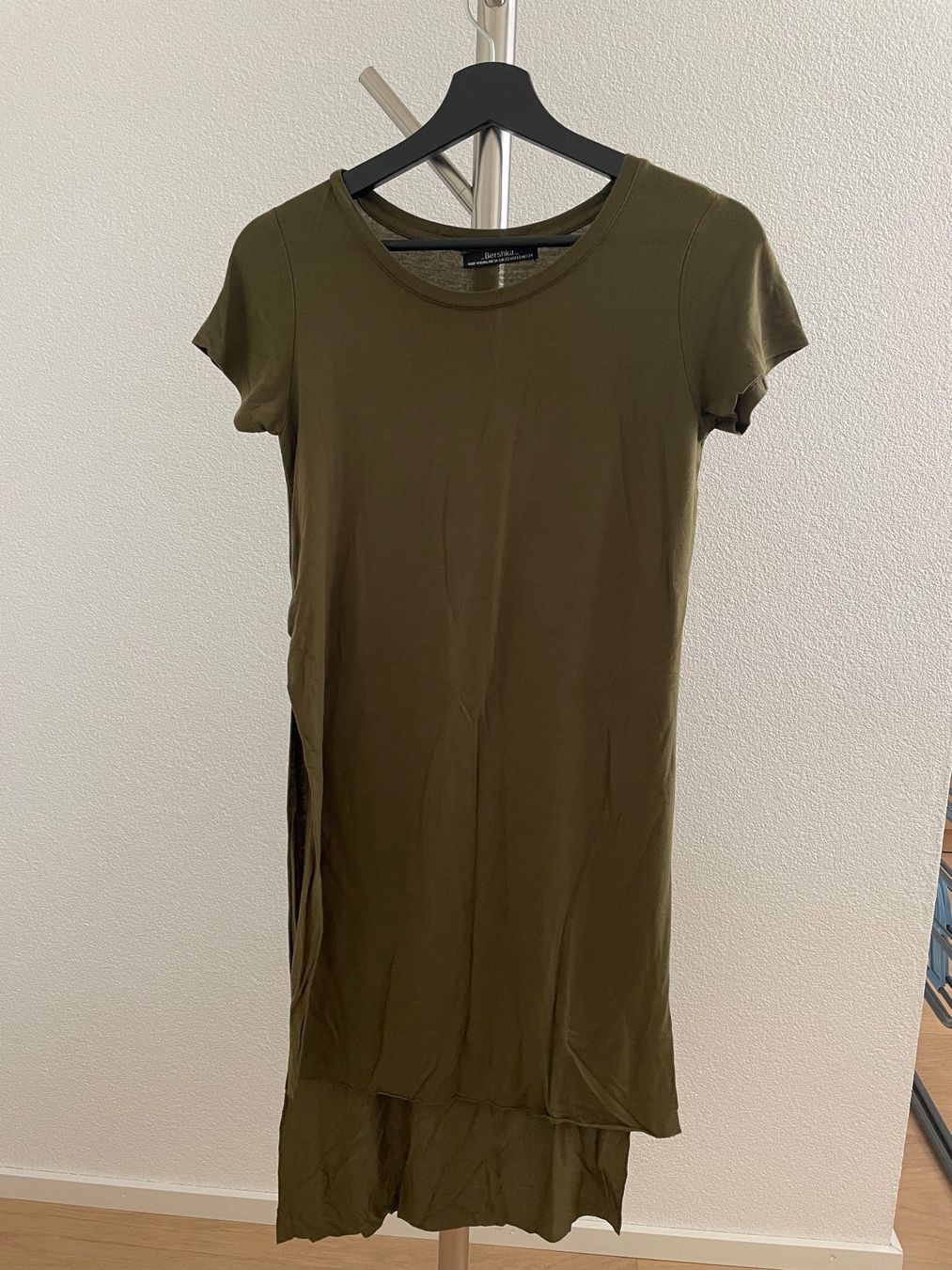 Bershka T-shirt: Bershka langes Tshirt – Nuovo (secondo la descrizione) da Selzach venduto da iagiag98