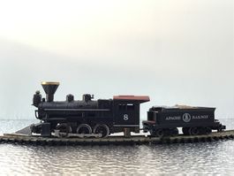Dampflokomotive mit Waggon Apache Railway Nr. 8