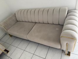 2 Sofas in Beige mit goldenen Details