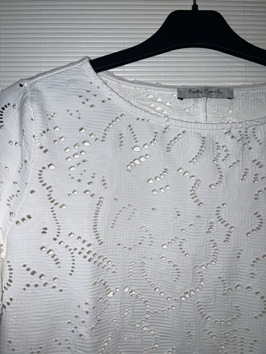 Betty Barclay Tops:  Betty Barclay White Eyelet Blouse - Size M – Neuf (Voir description) à Herrliberg par jes_ytm2 1
