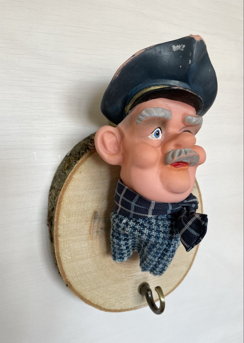 Guardaroba: Garderobe mit Kasperli Figur – Usato da Zürich venduto da Refereefair