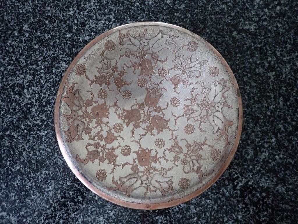 Ciotole: Kleine Metallschale mit Blumenmuster 20cm – Usato da Galgenen venduto da Marc98
