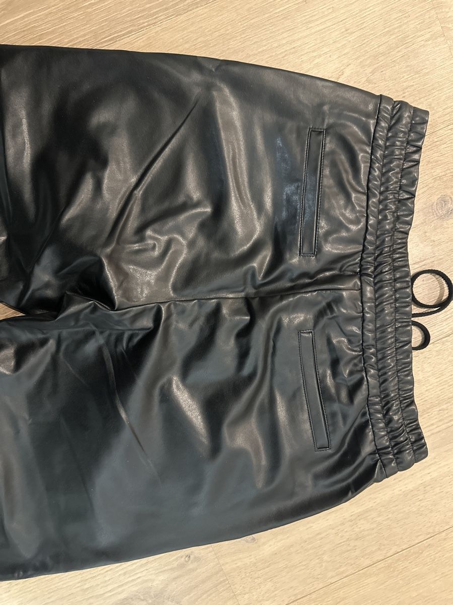 Airfield Pantaloni: Airfield Kunstlederhose Gr. 34 – Nuovo (secondo la descrizione) da Othmarsingen venduto da Darija7 5