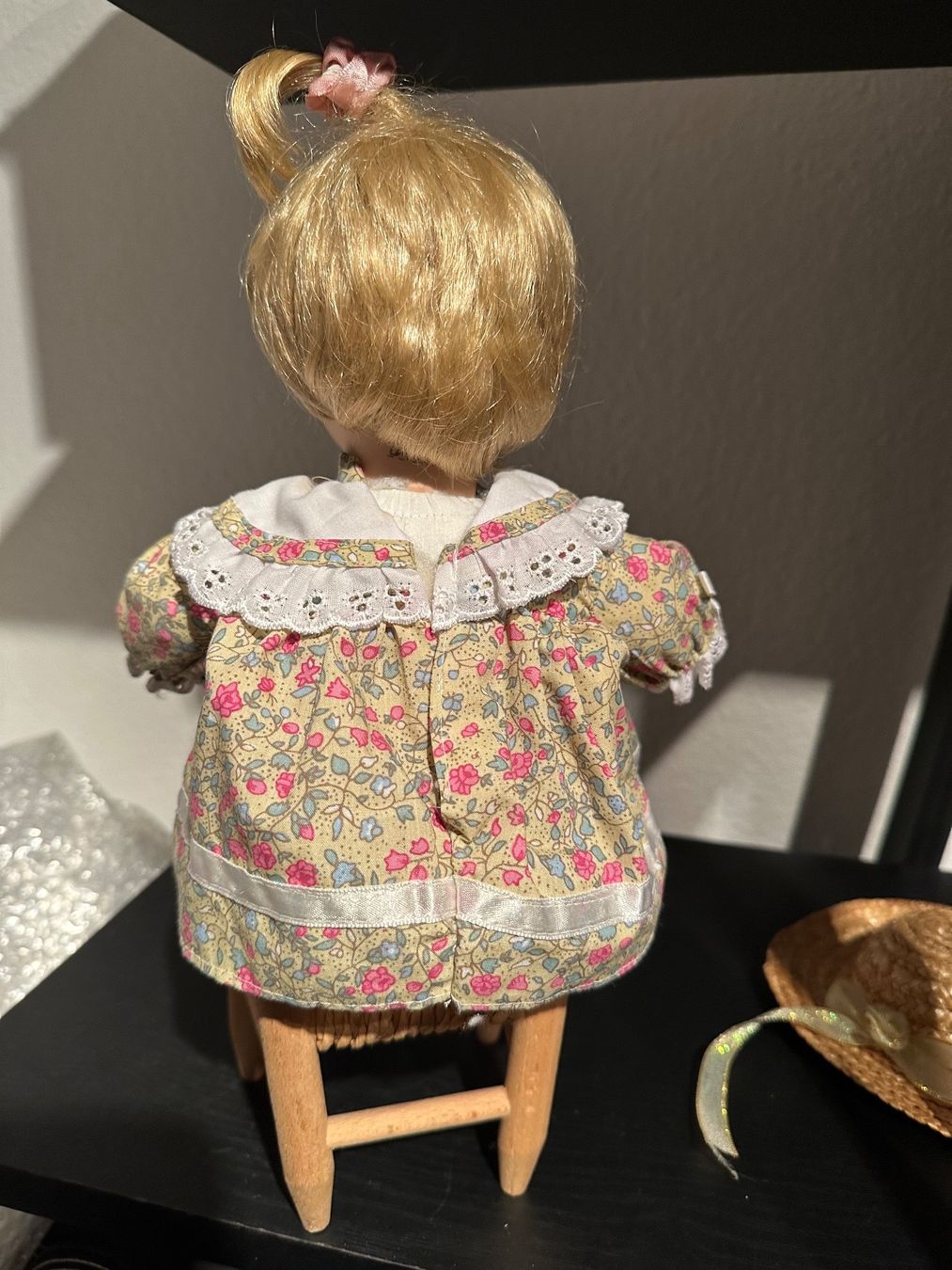 Bambole: Porzellan Puppe ALICE (auf Holzstuhl) – Usato da Therwil venduto da jas_vpt8