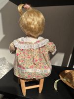 Porzellan Puppe ALICE (auf Holzstuhl)
