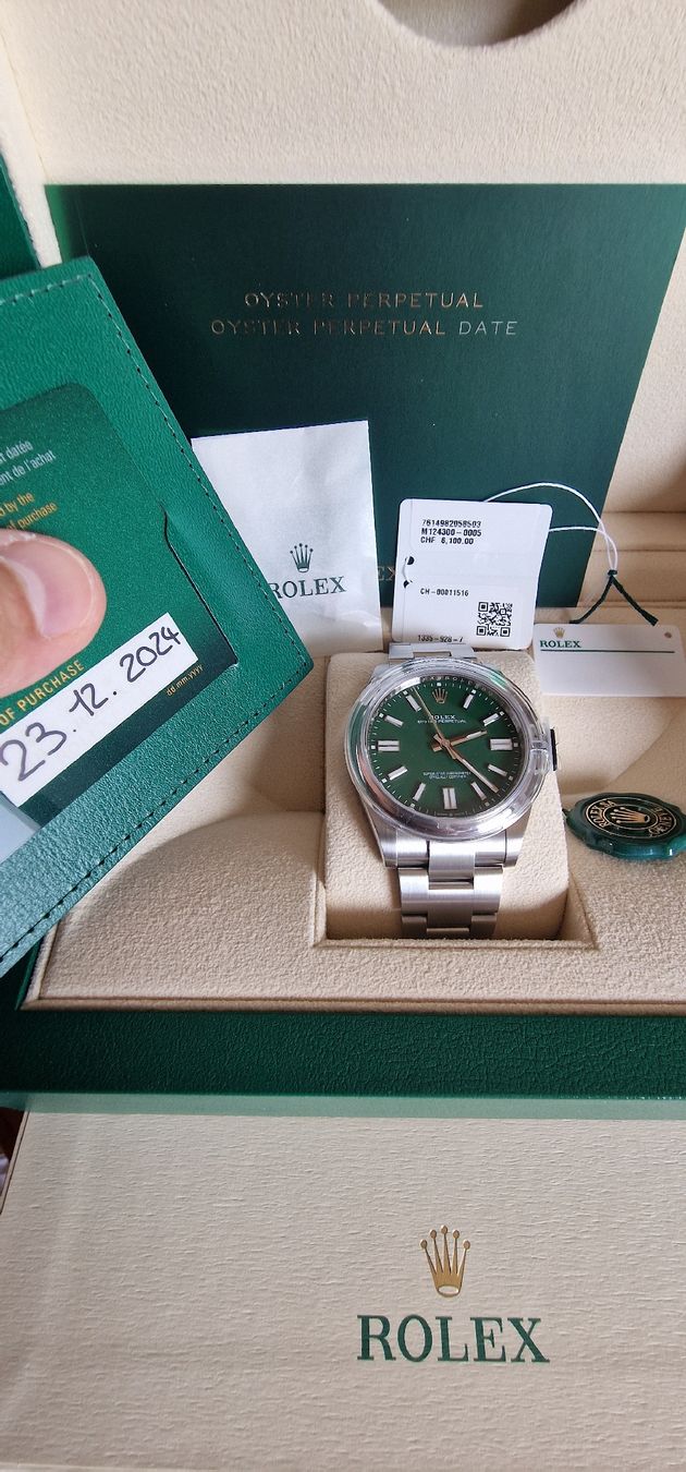 Rolex Orologi: Rolex Oyster Perpetual 41 vert 124300 - Set Complet Garantie – Nuovo (secondo la descrizione) da Vernier venduto da dyl_8v8k 1