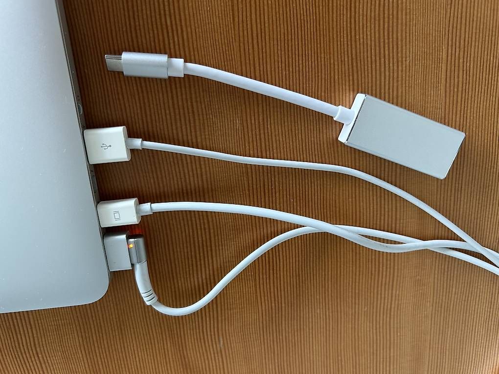Apple Monitor: Apple Cinema Display 24 zoll mit USB-C adapter – Usato da Horgen venduto da newtonguy 2