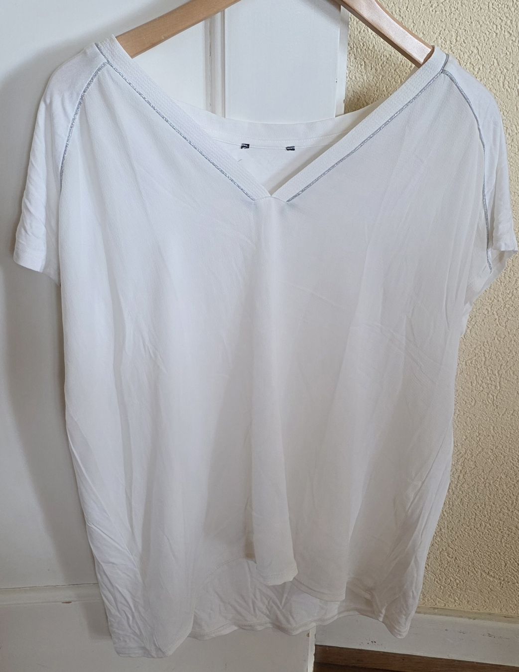 T-shirt: Top /Tshirt Blanc L – Usato da Yverdon-les-Bains venduto da van_dq65 4