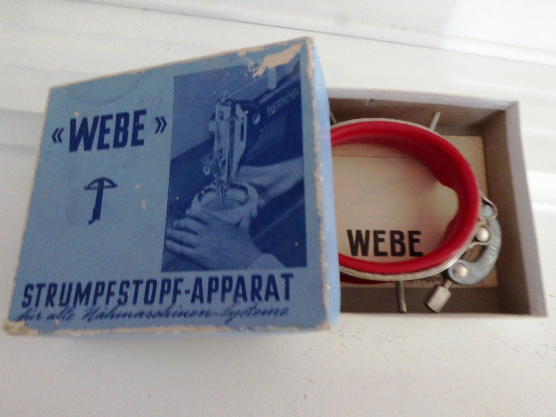 Cerchi da ricamo: WEBE Strumpfstopf-Apparat CH original Armbrustzeichen OVP – Usato da Burgdorf venduto da Zimpu10 4