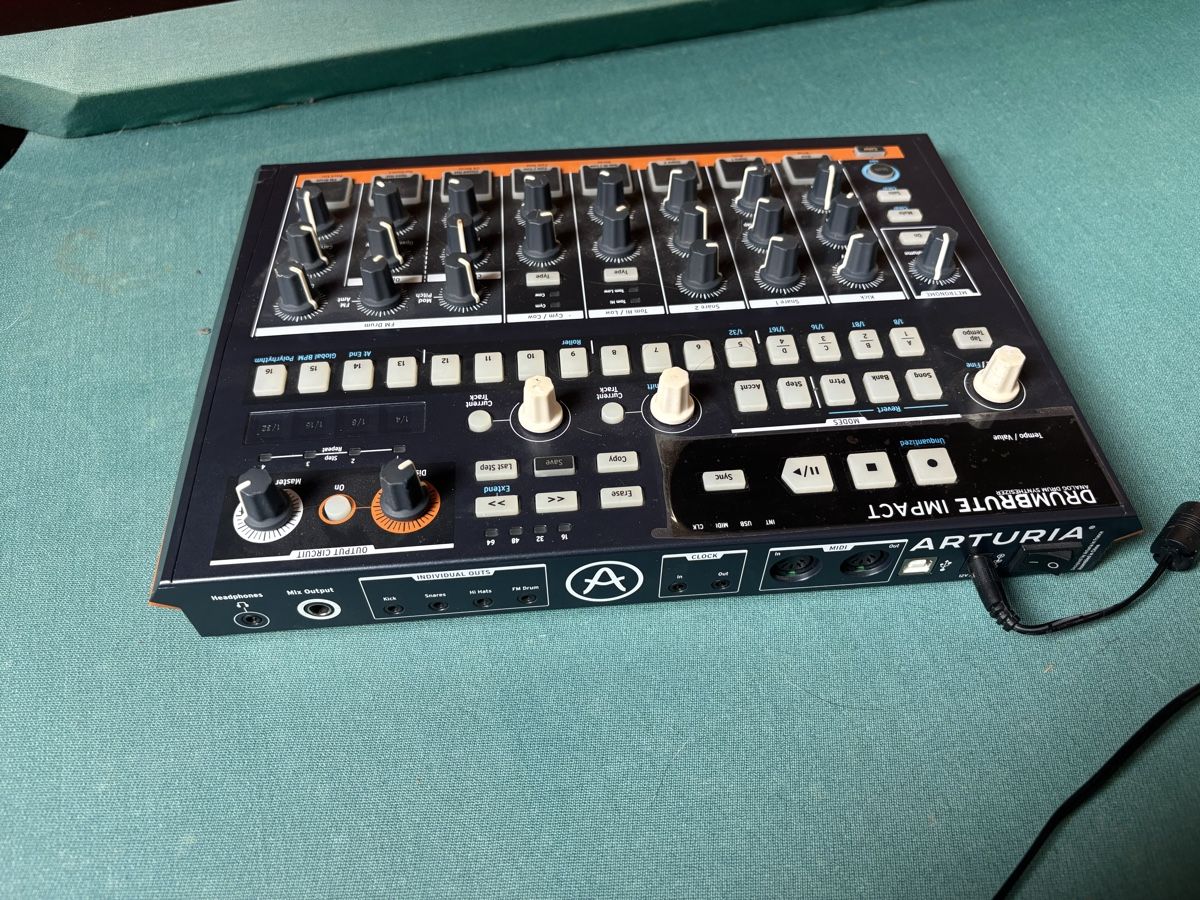 Arturia Strumenti musicali: Arturia DrumBrute Impact Séquenceur bon état – Usato da Courtételle venduto da lap_98ny 1